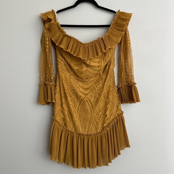 NWT 70s Dream Ruffle Detail Off Shoulder Mini Dress - Picture 2 of 4